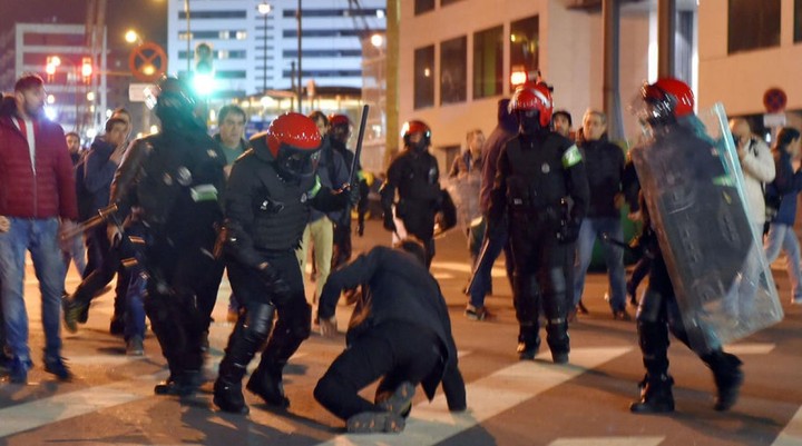 Pri výtržnostiach fanúšikov v Bilbau zomrel policajt. Zatkli piatich fanúšikov